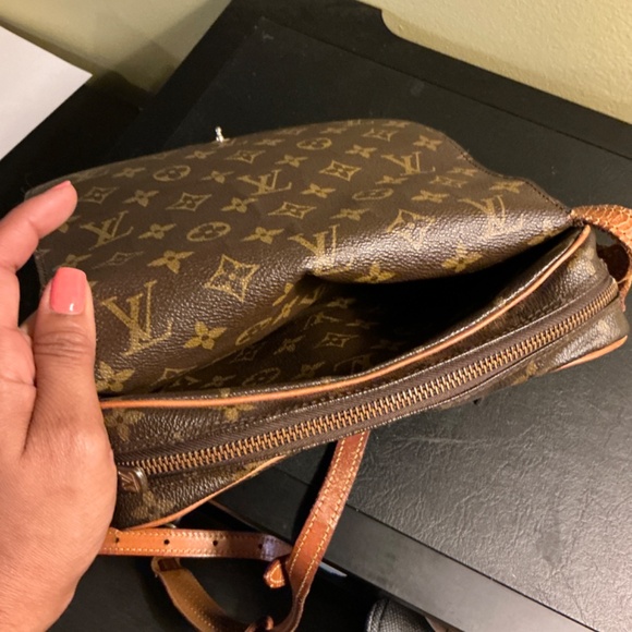 Authentic Louis Vuitton Saint Germain Vintage Monogram Crossbody - Picture 4 of 9